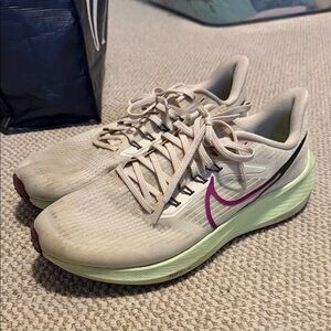 Nike Men’s Pegusus Running Shoes - Cream and Purple